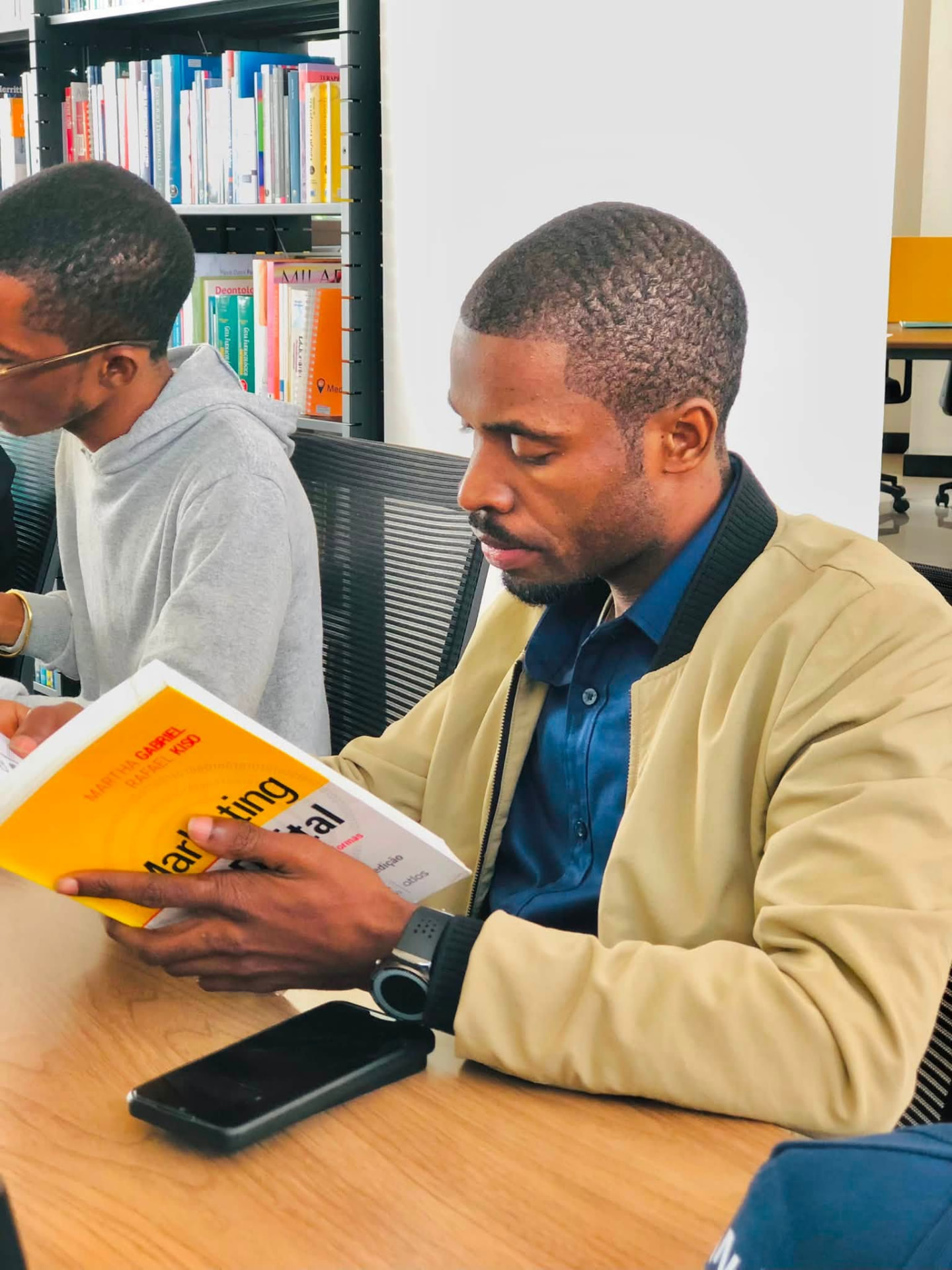 Russo Bernardo a estudar numa biblioteca